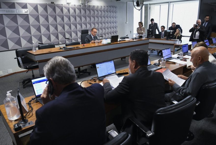 projeto-de-licenciamento-ambiental-e-aprovado-na-cra-do-senado3A-ambientalistas-alertam-para-riscos2C-agronegocio-comemora