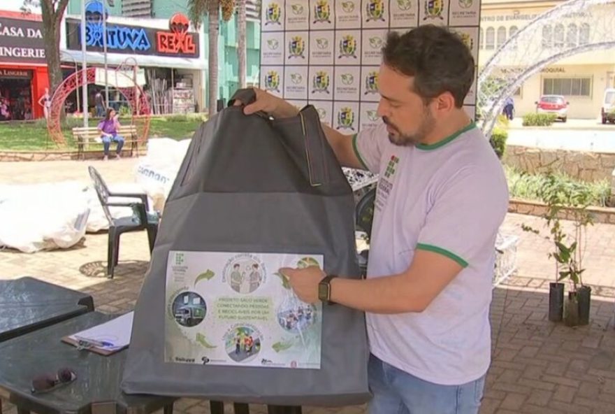 projeto-saco-verde3A-transformando-banners-em-ecobags-em-boituva-e-ampliando-reciclagem
