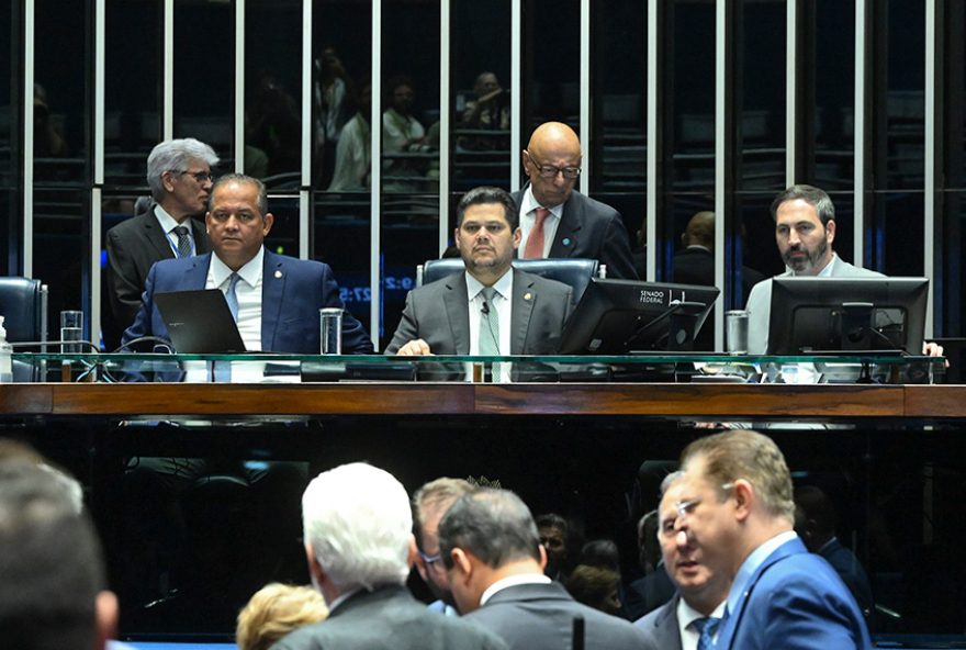 Plenário do Senado Plenário do Senado Federal durante sessão deliberativa ordinária. Ordem do dia.
Na pauta, o substitutivo da Câmara ao PL 3.824/2023, que institui a Política Nacional de Indução à Docência na Educação Básica - Mais Professores para o Brasil.
Mesa:
senador Eduardo Gomes (PL-TO);
presidente do Senado Federal, senador Davi Alcolumbre (União-AP);
secretário-geral da Mesa do Senado Federal, Danilo Augusto Barboza de Aguiar.
Foto: Carlos Moura/Agência Senado