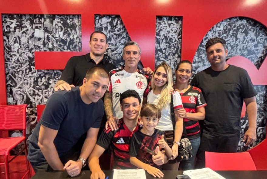 promessa-do-flamengo-assina-contrato-milionario-com-multa-de-r24-300-milhoes