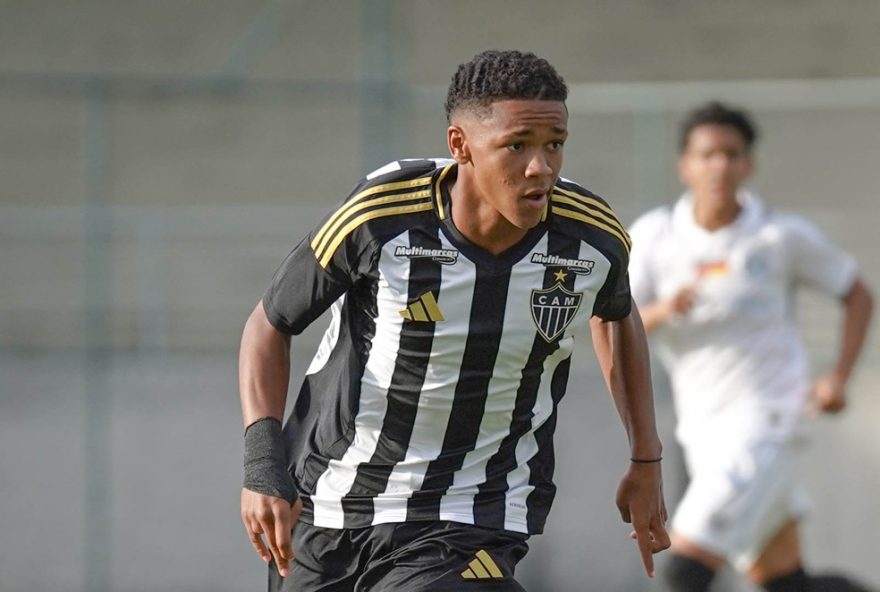 promessa-do-futebol2C-gabriel-veneno-assina-pre-contrato-com-atletico-mg