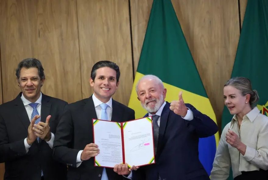 proposta-amplia-faixa-de-isencao-do-irpf-para-r24-5-mil3A-presidente-da-camara-adia-definicao-de-relator.-viagem-ao-japao-e-complexidade-da-materia-afetam-prazo