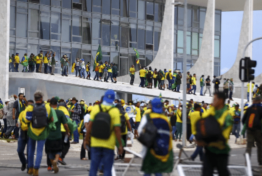 proposta-de-anistia-ampla3A-comparando-projeto-no-senado-com-dosimetria-vetada-por-lula