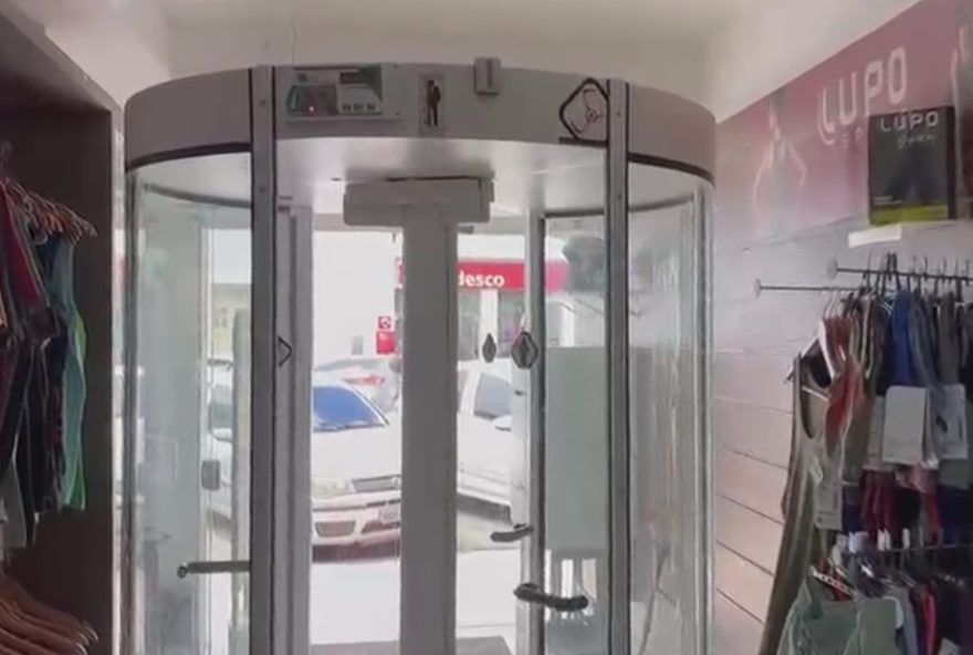 proprietario-instala-porta-giratoria-com-detector-de-metais-apos-oitavo-assalto3A-video