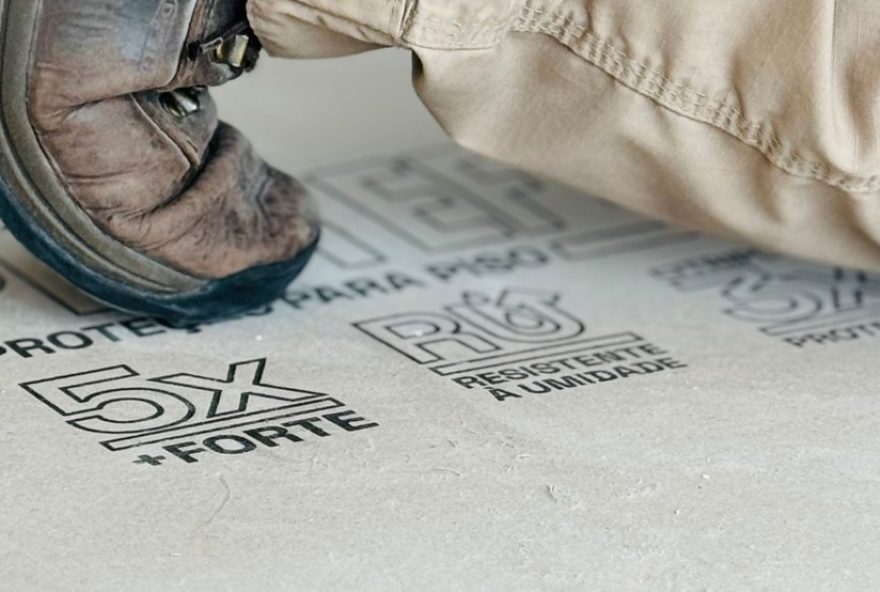 proteforte3A-a-solucao-ideal-para-proteger-seus-pisos-em-obras-e-reformas.-evite-danos-e-garanta-integridade-com-estabilidade2C-resistencia-a-impactos-e-bloqueio-de-umidade