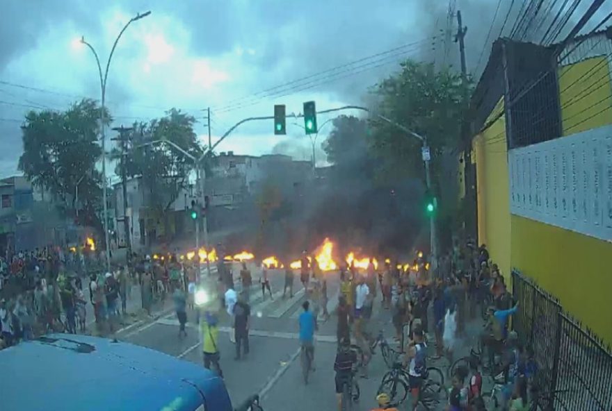 protesto-bloqueia-transito-em-recife-por-justica-apos-morte-de-jovens