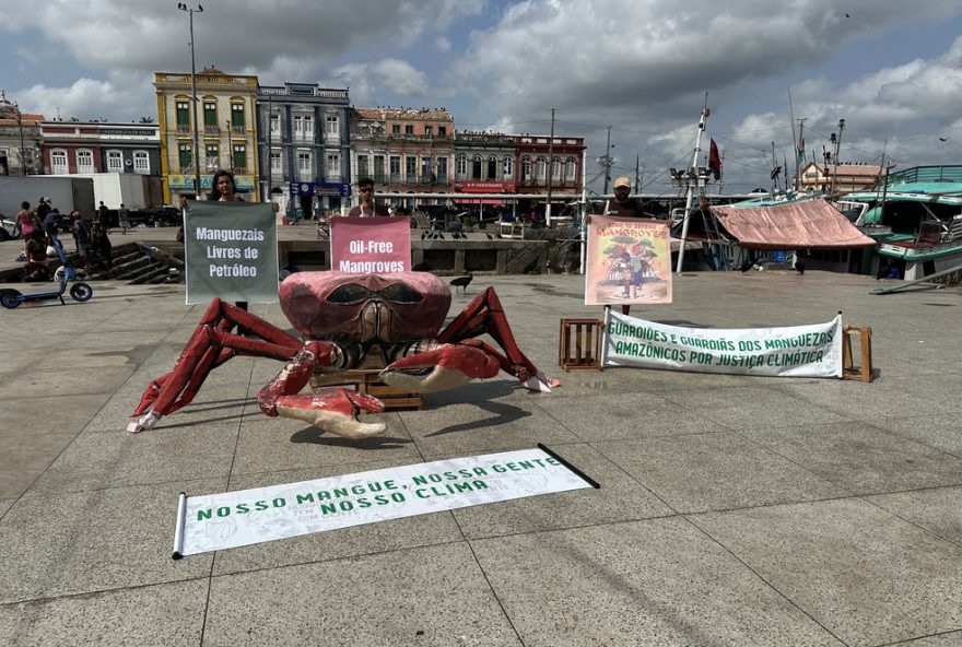 protesto-com-caranguejo-gigante-no-ver-o-peso-contra-exploracao-de-petroleo-na-foz-do-amazonas protesto-com-caranguejo-gigante-no-ver-o-peso-contra-exploracao-de-petroleo-na-foz-do-amazonas