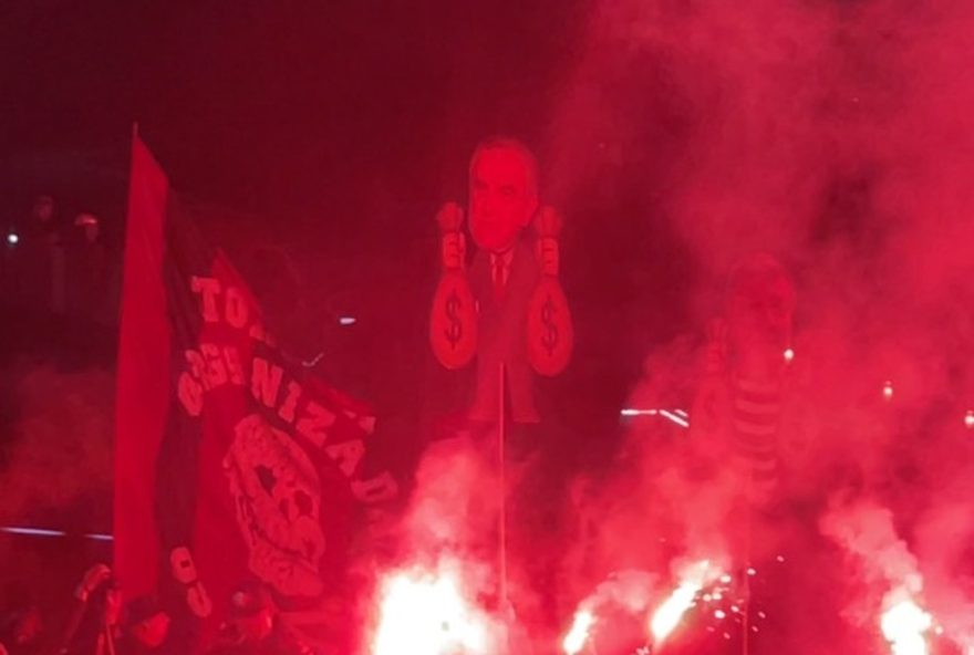 protesto-da-torcida-do-athletico-contra-diretoria3A-pressao-por-mudancas-apos-ato-marcante-na-arena-da-baixada