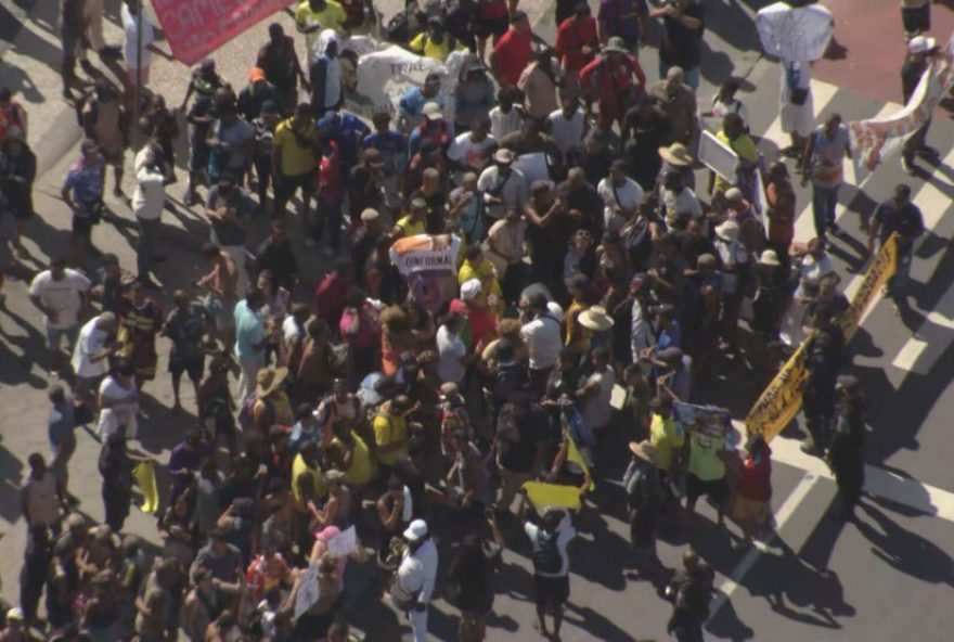protesto-de-ambulantes-nas-praias-do-rio-contra-novas-regras3A-musica-ao-vivo-e-garrafas-de-vidro-proibidas