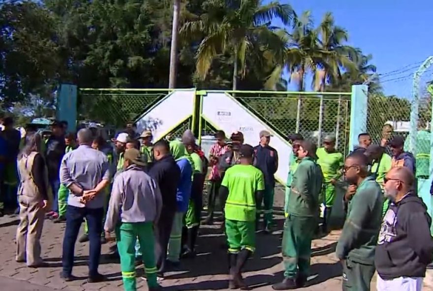 protesto-de-funcionarios-paralisa-servico-de-limpeza-em-pindamonhangaba3A-empresa-responsavel-sera-substituida-emergencialmente