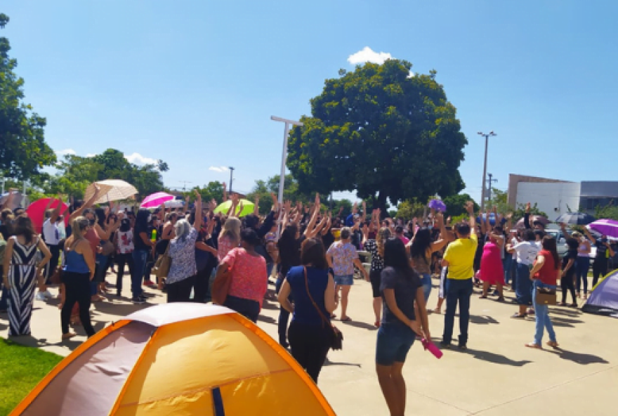 Professores de Aparecida de Goiânia protestam em frente à prefeitura