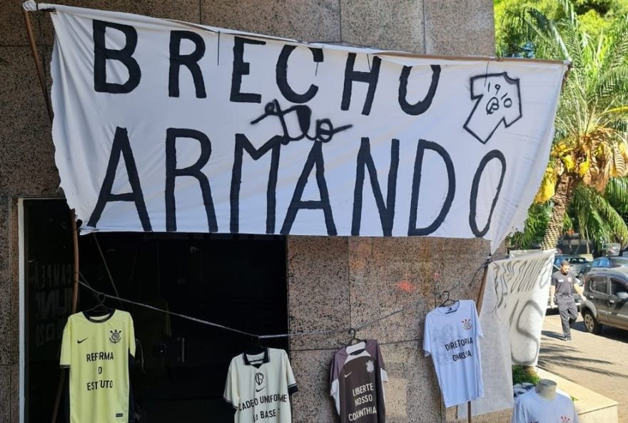 protesto-de-torcedores-do-corinthians-contra-desvios-de-materiais-no-parque-sao-jorge