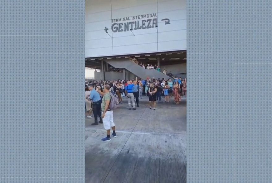 protesto-e-filas-no-terminal-gentileza-devido-a-reducao-na-frota-de-onibus-no-rj protesto-e-filas-no-terminal-gentileza-devido-a-reducao-na-frota-de-onibus-no-rj