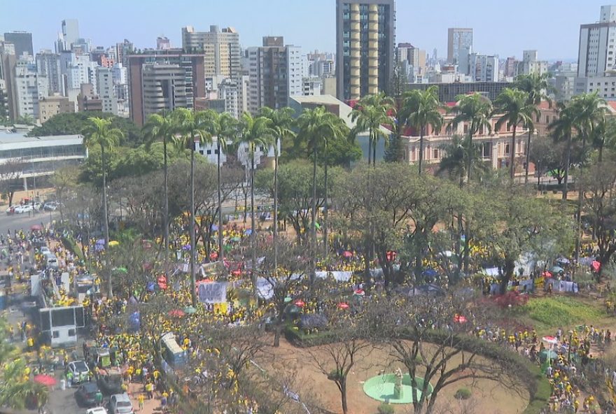 protesto-em-bh-pede-anistia-a-condenados3A-manifestantes-se-reunem-na-praca-da-liberdade-em-apoio-a-bolsonaro