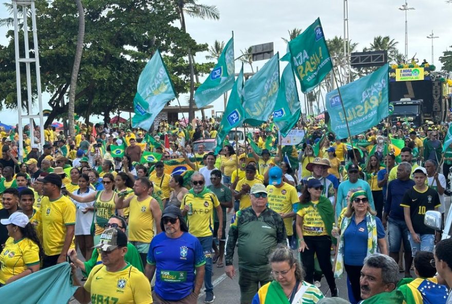 protesto-em-boa-viagem3A-apoiadores-de-bolsonaro-pedem-anistia-em-manifestacao-de-direita2C-com-pixuleco-de-trump
