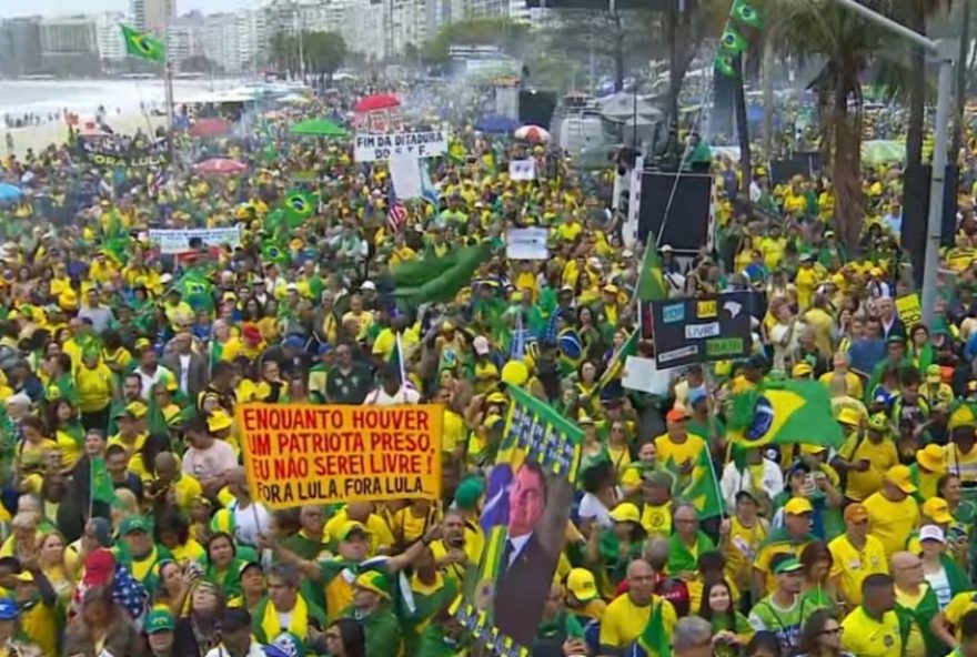 protesto-em-copacabana-pede-anistia-para-condenados-por-atos-golpistas3A-mobilizacao-nacional-liderada-por-apoiadores-de-bolsonaro-e-pastor-silas-malafaia