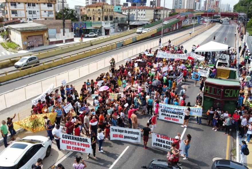 protesto-em-frente-ao-governo-do-para-contra-substituicao-de-professores-por-tvs