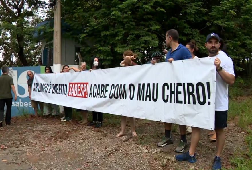protesto-em-hortolandia-por-mau-cheiro-em-estacao-da-sabesp3A-moradores-reclamam-de-saude-prejudicada