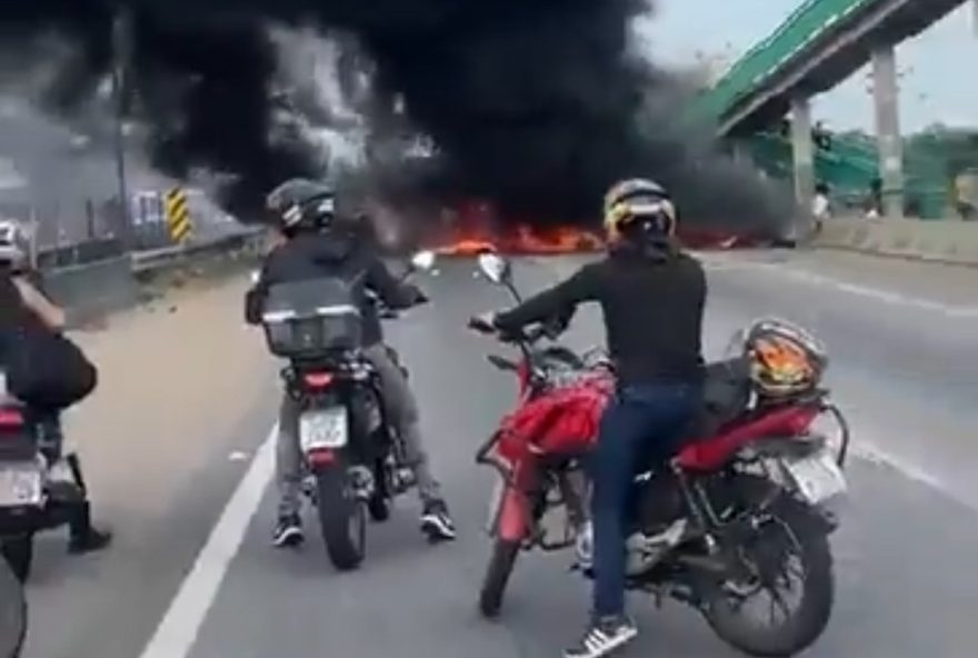 protesto-interdita-br-101-em-sao-goncalo3A-moradores-exigem-justica-e-seguranca