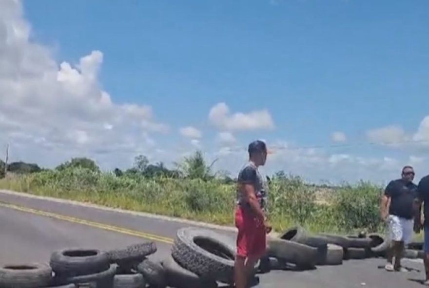 protesto-interdita-rodovia-na-bahia-por-triplo-homicidio3A-policia-investiga-caso