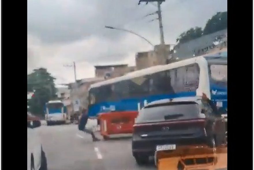 protesto-na-zona-norte-do-rio3A-4-onibus-sequestrados-e-usados-como-barricadas