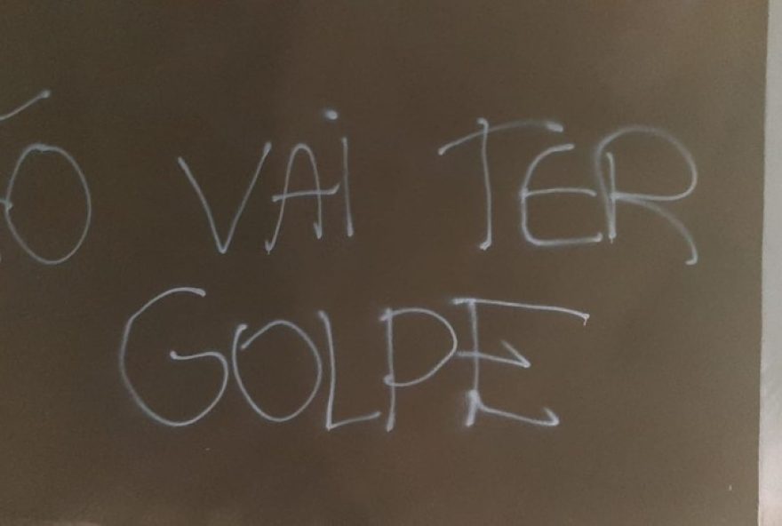 protesto-no-corinthians3A-pichacoes-nos-muros-da-sede-social-as-vesperas-do-impeachment-de-augusto-melo