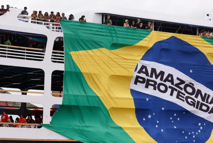 protesto-pacifico-por-causas-climaticas-em-belem3A-barqueata-enviou-recados-para-lula