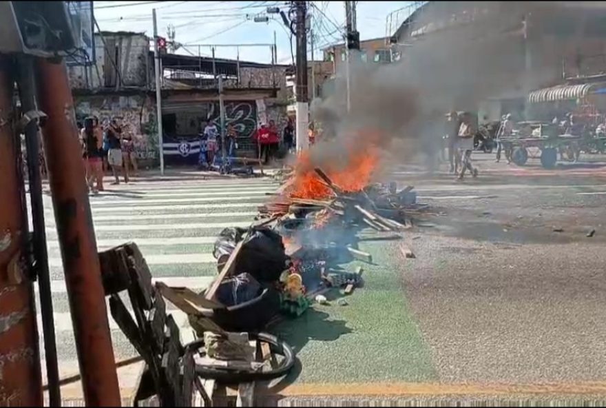 protesto-por-falta-dagua-bloqueia-avenida-em-belem3A-moradores-exigem-solucao-imediata protesto-por-falta-dagua-bloqueia-avenida-em-belem3A-moradores-exigem-solucao-imediata