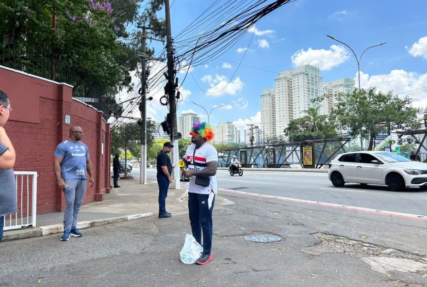 protesto-solitario-de-torcedor-reflete-crise-no-sao-paulo3A-cobrancas-por-mudancas-e-resultados-positivos-crescem