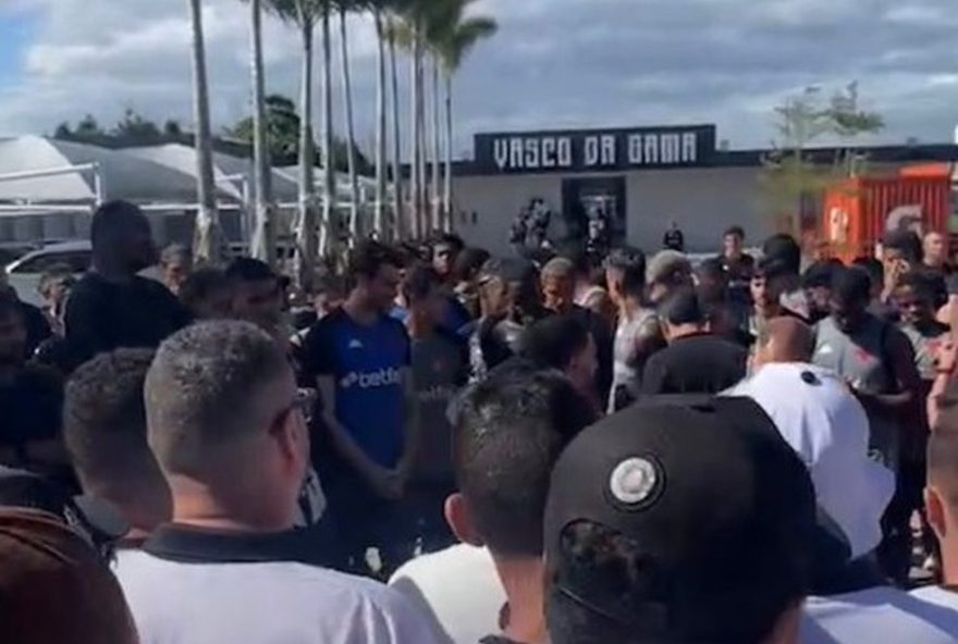 protestos-da-torcida-no-ct-mostram-insatisfacao-com-elenco-do-vasco3A-cobrancas-aumentam-apos-sequencia-de-derrotas