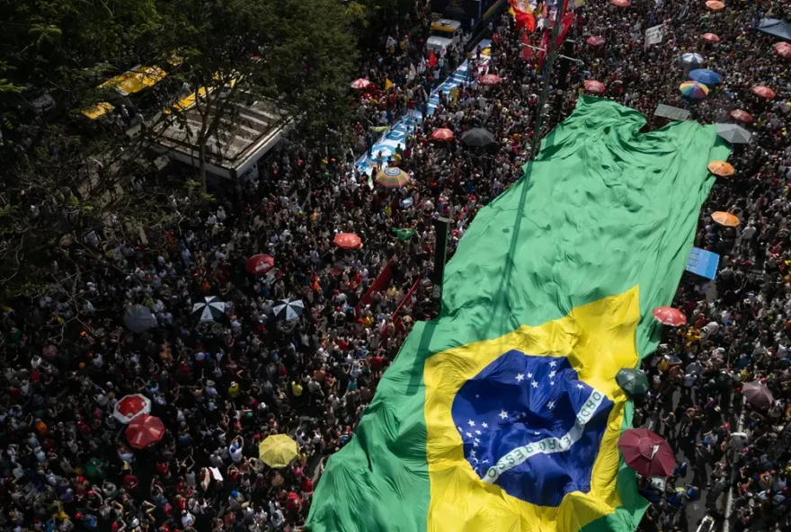 protestos-em-massa-no-brasil-contra-a-anistia-a-bolsonaro