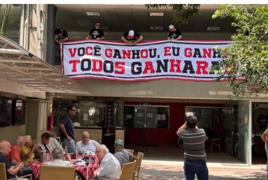 protestos-intensos-no-sao-paulo3A-socios-exigem-afastamento-de-conselheiros-envolvidos-em-esquema-de-camarotes protestos-intensos-no-sao-paulo3A-socios-exigem-afastamento-de-conselheiros-envolvidos-em-esquema-de-camarotes