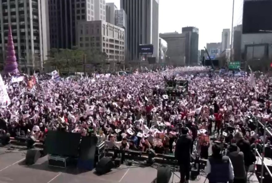 protestos-na-coreia-do-sul3A-apoiadores-e-opositores-de-presidente-afastado-se-manifestam