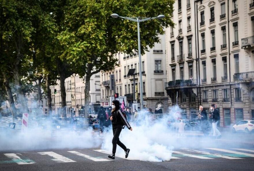 protestos-na-franca-causam-bloqueios-e-detencoes-em-meio-a-medidas-de-austeridade