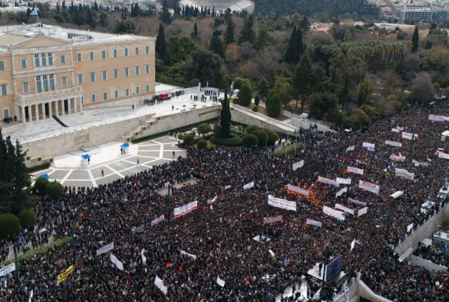 protestos-na-grecia-exigem-justica-por-acidente-ferroviario-fatal