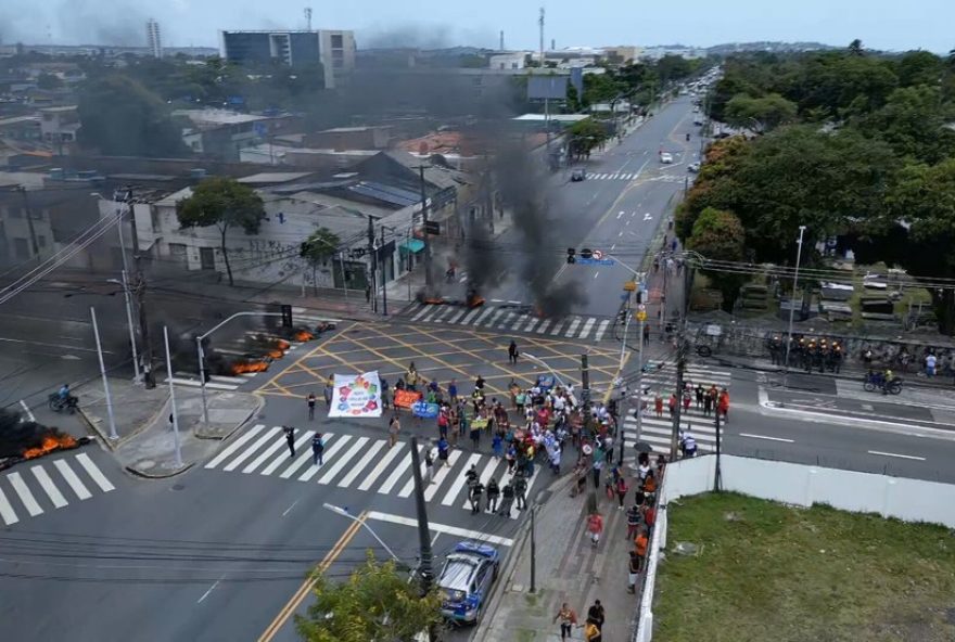 protestos-por-moradia-interditam-avenidas-e-ponte-no-centro-do-recife-7C-video protestos-por-moradia-interditam-avenidas-e-ponte-no-centro-do-recife-7C-video