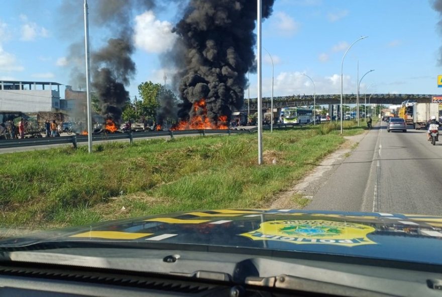 protestos-simultaneos-interditam-vias-no-recife3B-prf-libera-br-101-video
