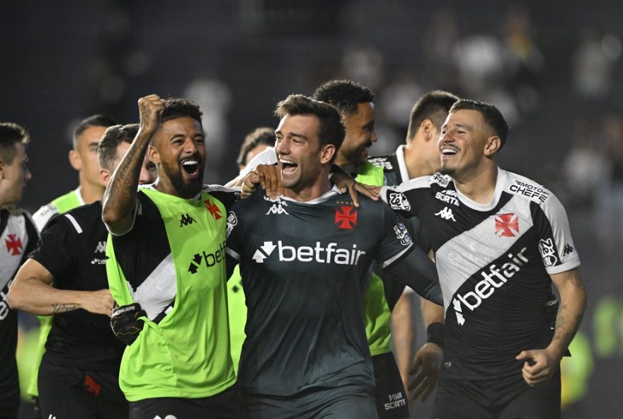 provocao-de-atletas-do-vasco-apos-penalti-perdido-viraliza3B-video-emociona-nas-redes-sociais