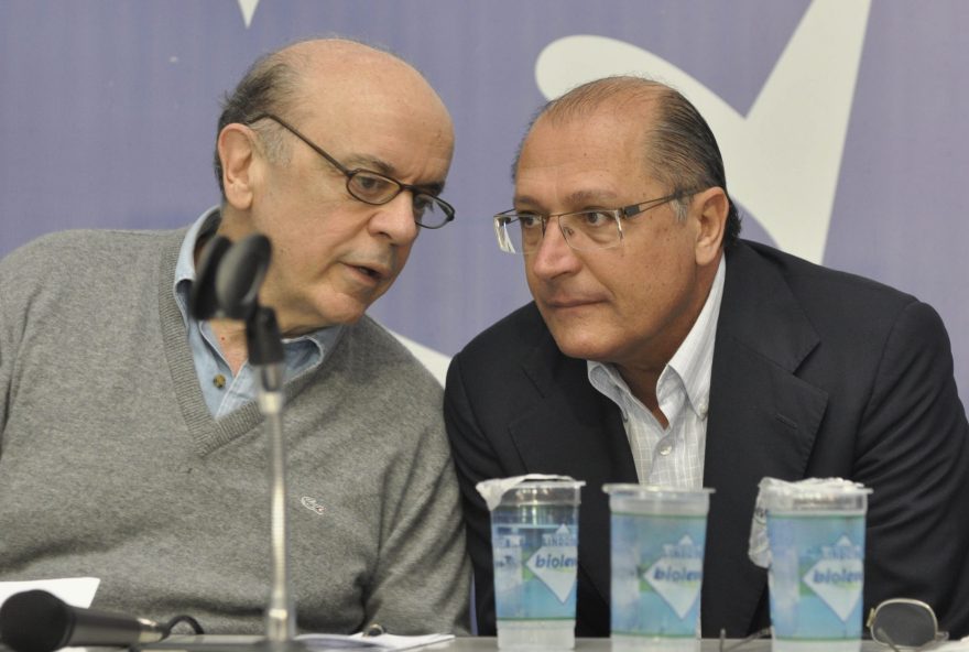 SP - PSDB/NÚCLEO SINDICAL/SP - POLÍTICA - O governador de São Paulo, Geraldo Alckmin, e o ex-governador José Serra participam da   cerimônia de posse da nova diretoria do Núcleo Sindical do PSDB, no diretório do partido   no bairro de Moema, zona sul da capital paulista, neste sábado.         19/11/2011 - Foto: LEVI BIANCO/NEWS FREE/AE