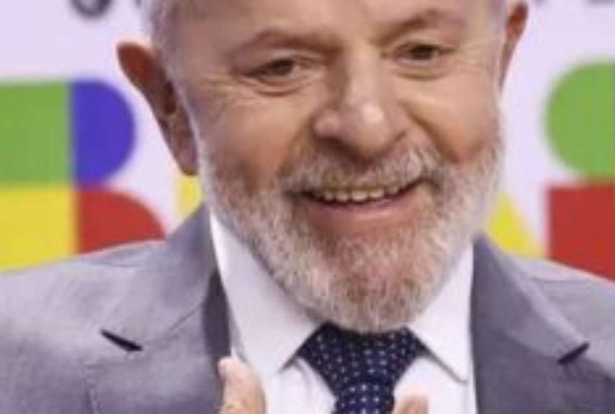 pt-investe-em-22desavermelhar22-sua-imagem3B-campanha-de-lula-e-cheia-de-verde-amarelo