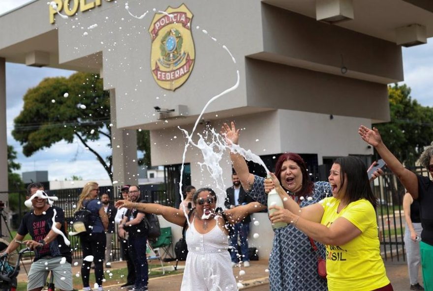pt-orienta-militancia-a-reagir-a-prisao-de-bolsonaro-com-moderacao