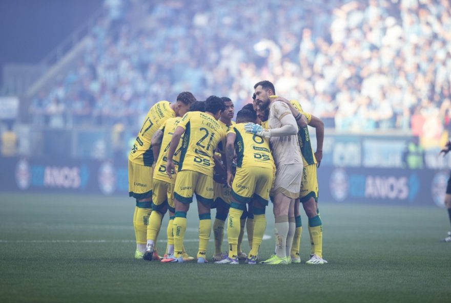 RS - PORTO ALEGRE - 13/09/2025 - BRASILEIRO A 2025, GREMIO X MIRASSOL - Jogadores do Mirassol posam para foto antes na partida contra Gremio no estadio Arena do Gremio pelo campeonato Brasileiro A 2025. Foto: Liamara Polli/AGIF
