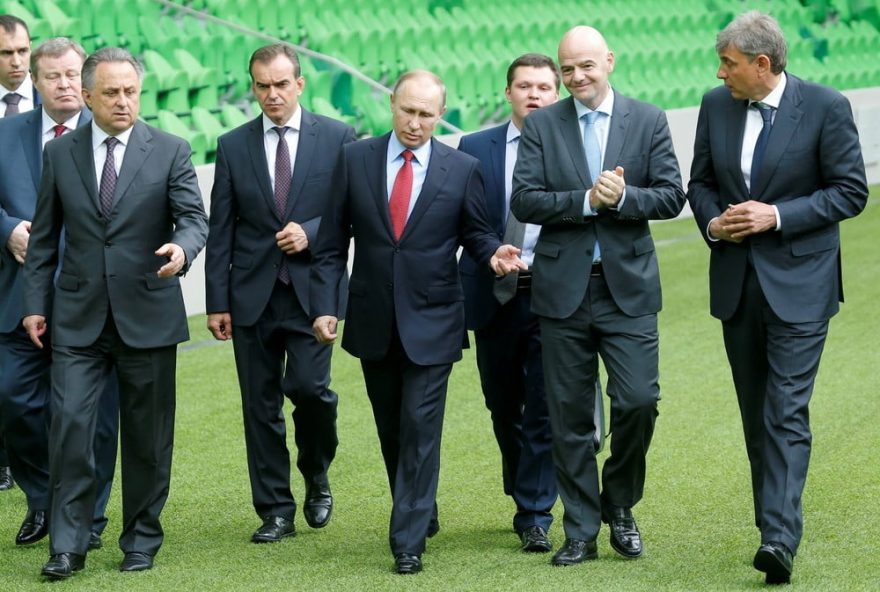 Vladimir Putin recebe Gianni Infantino no estádio de Krasnodar, na Rússia (Foto: Reuters)