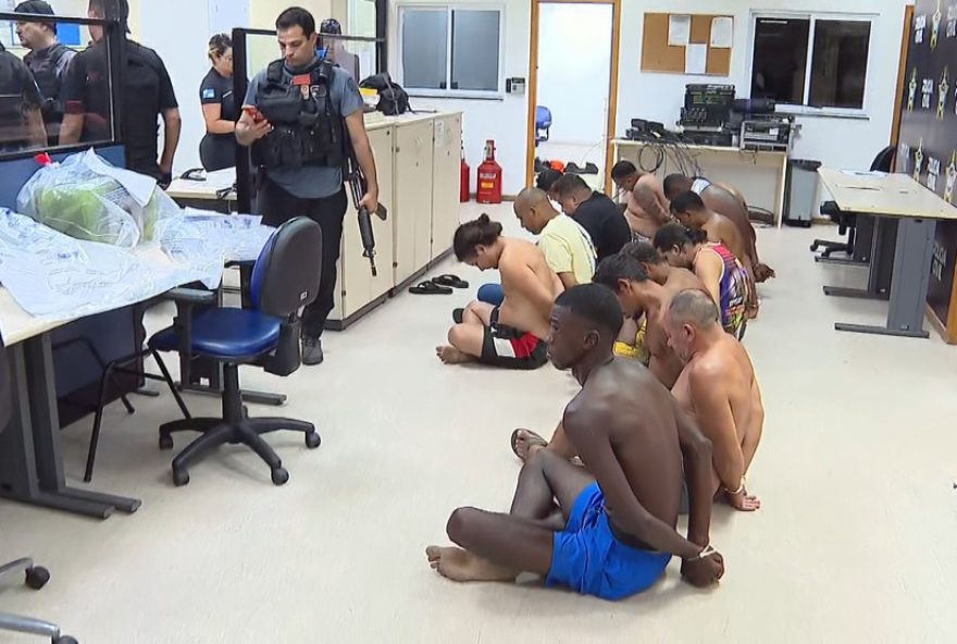 quadrilha-de-ladroes-de-celular-ameacava-vitimas-para-desbloquear-aparelhos3A-operacao-policial-no-rj