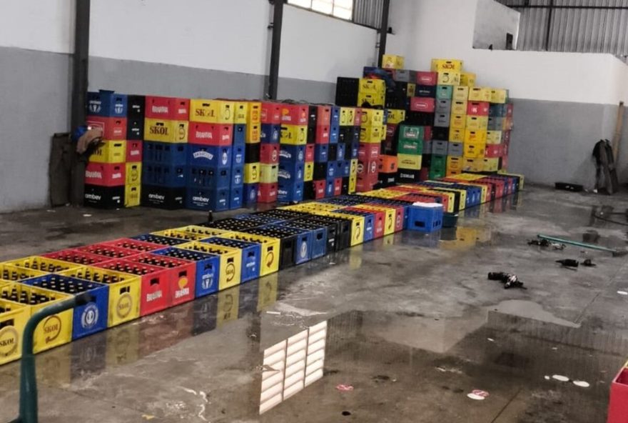 quadrilha-e-presa-por-falsificacao-de-garrafas-de-cerveja-em-galpao-de-bauru3A-suspeitos-de-varios-estados-confessam-crime
