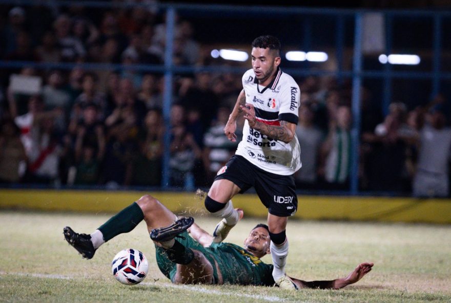 PI - TERESINA - 24/08/2025 - BRASILEIRO D 2025, ALTOS X SANTA CRUZ -  jogador do Santa Cruz durante partida contra o Altos no estadio Lindolfo Monteiro pelo campeonato Brasileiro D 2025. Foto: Weslley Douglas/AGIF