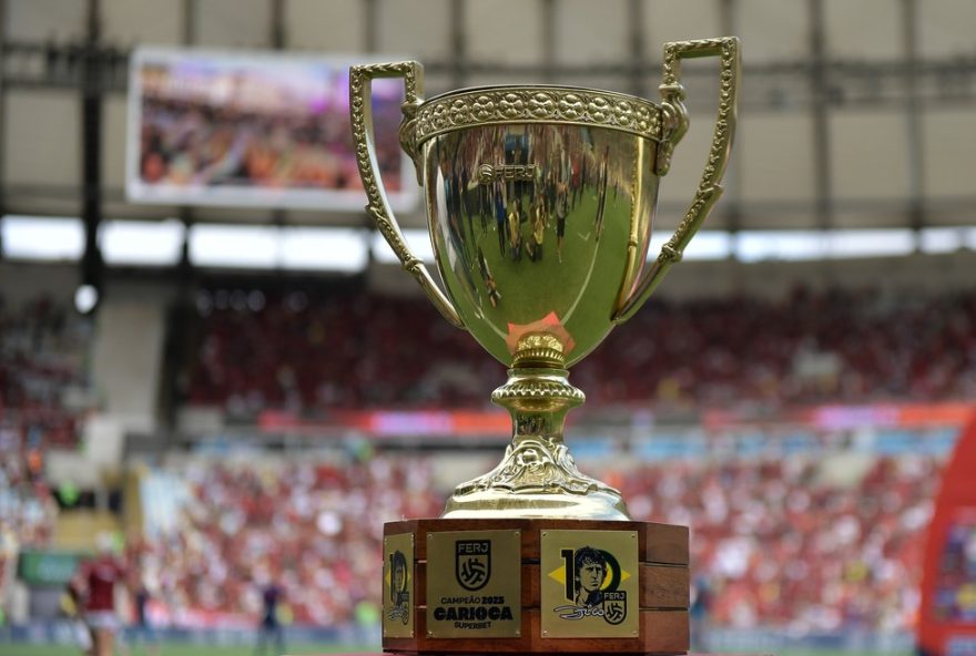 quartas-de-final-do-carioca-20223A-datas2C-horarios-e-onde-assistir-aos-jogos-decisivos RJ - RIO DE JANEIRO - 16/03/2025 - CARIOCA 2025, FLAMENGO X FLUMINENSE - Taca do jogo vista antes da partida entre Flamengo e Fluminense no estadio Maracana pelo campeonato Carioca 2025. Foto: Thiago Ribeiro/AGIF