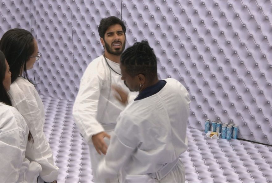 quarto-branco3A-ricardinho-desiste-apos-apertar-botao-vermelho-no-bbb-26 quarto-branco3A-ricardinho-desiste-apos-apertar-botao-vermelho-no-bbb-26