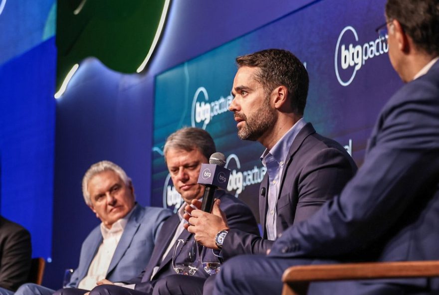 quatro-presidenciaveis-se-encontram-em-debate-no-agroforum