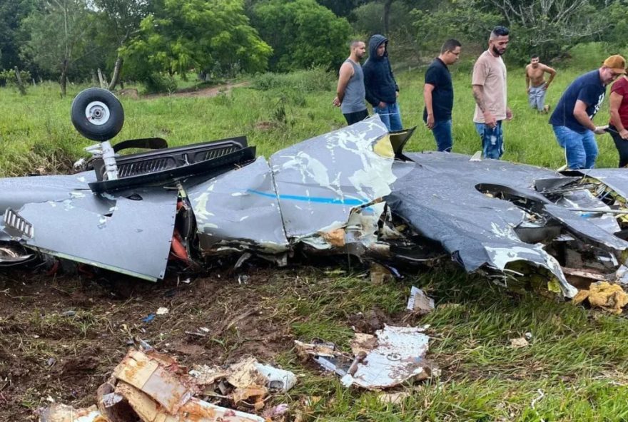 Destroços do avião são vistos no local da queda